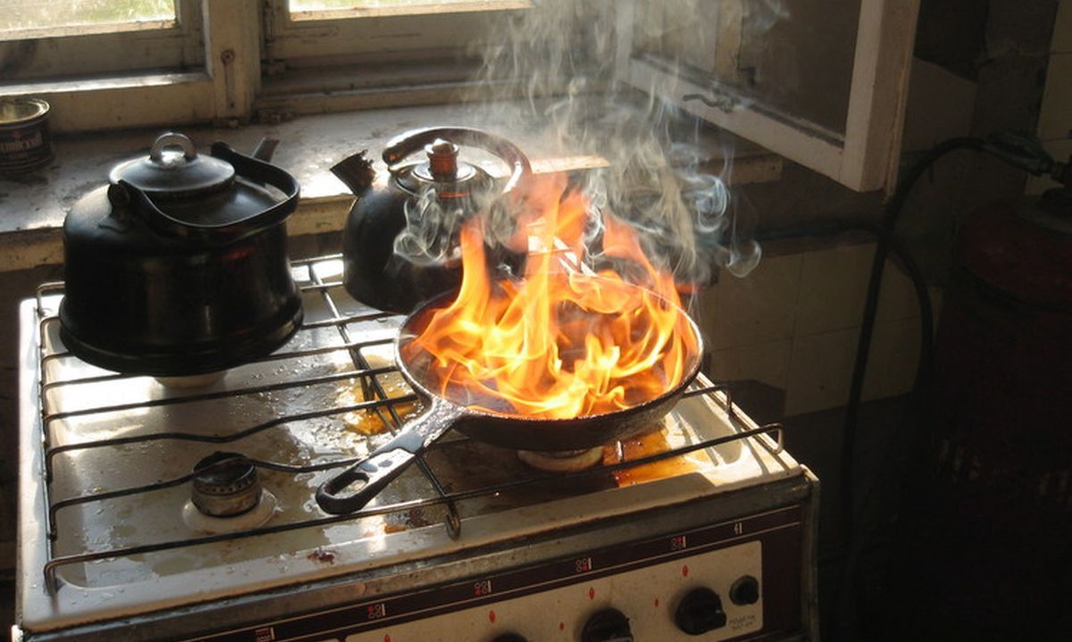 Бывало жалуешься если от супа пахнет дымом или жаркое перегорело